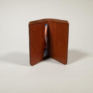 Portefeuille billfold ouvert avec 5 compartiments de carte et emplacement billets, en cuir camel