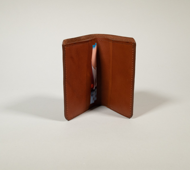 Portefeuille billfold ouvert avec 5 compartiments de carte et emplacement billets, en cuir camel