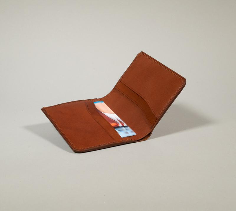 Portefeuille billfold ouvert avec 5 compartiments de carte et emplacement billets, en cuir camel