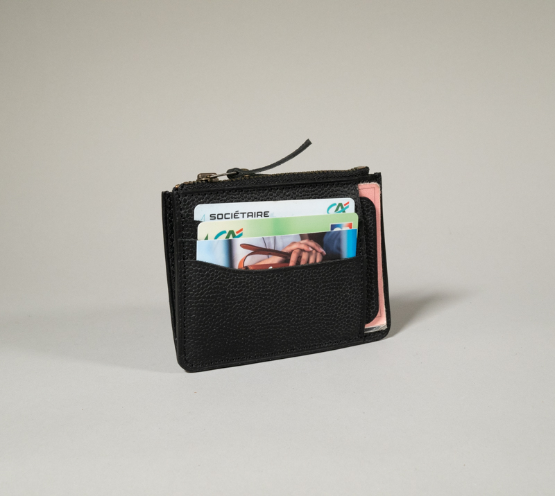 portefeuille compact JAMES en cuir grainé noir avec 3 emplacements de carte, une compartiment plaqué sur le devant et une poche centrale zippée pour la monnaie
