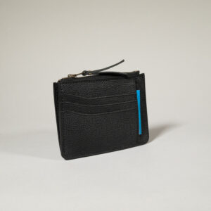 portefeuille compact JAMES en cuir grainé noir avec 3 emplacements de carte, une compartiment plaqué sur le devant et une poche centrale zippée pour la monnaie