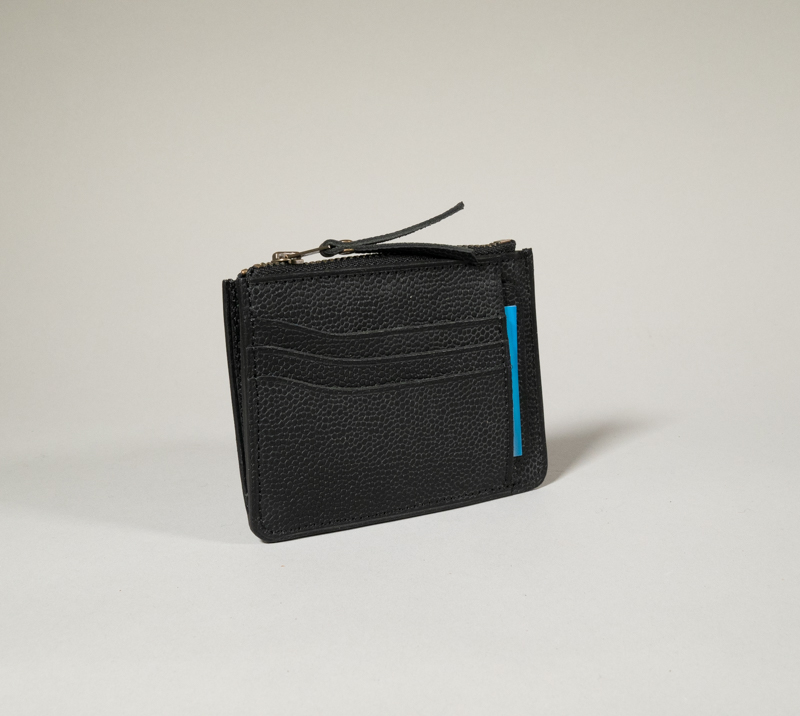 portefeuille compact JAMES en cuir grainé noir avec 3 emplacements de carte, une compartiment plaqué sur le devant et une poche centrale zippée pour la monnaie