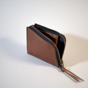 portefeuille en cuir zippé avec un grand compartiment principal divisé pour accueillir pièce et billets couleur havane