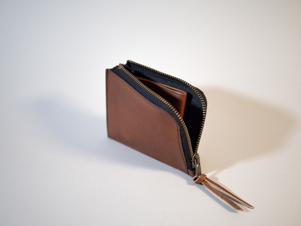 portefeuille en cuir zippé avec un grand compartiment principal divisé pour accueillir pièce et billets couleur havane
