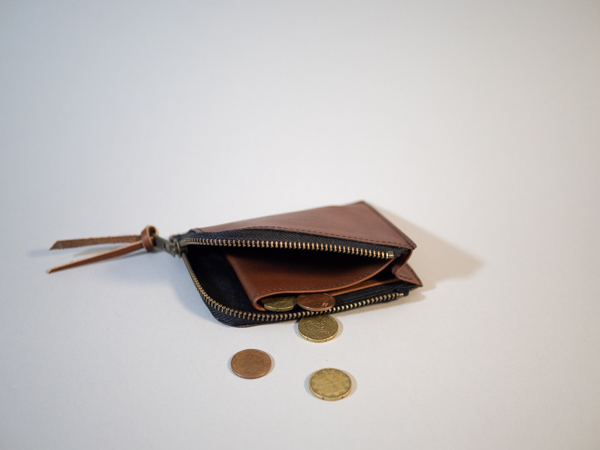 portefeuille en cuir zippé avec un grand compartiment principal divisé pour accueillir pièce et billets couleur havane