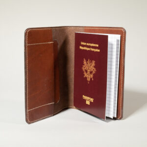 protège passeport en cuir havane avec emplacement cb et document sur l'intérieur gauche
