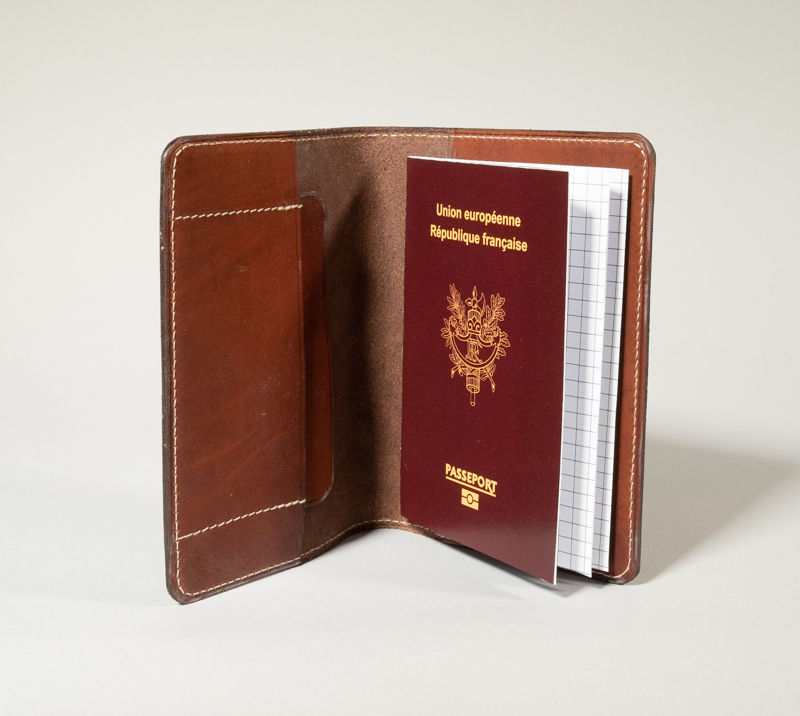 protège passeport en cuir havane avec emplacement cb et document sur l'intérieur gauche