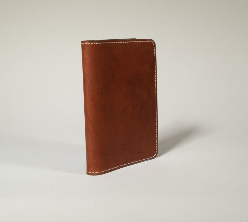 protège passeport collection James fermé en cuir havane