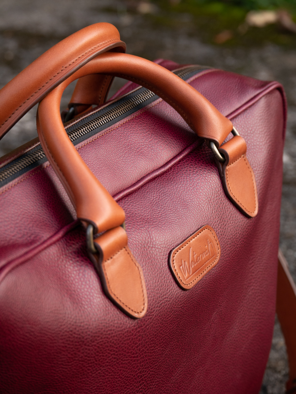 détails sac en cuir bordeau et camel pour ordinateur ou escapade de 24h avec bandoulière amovible