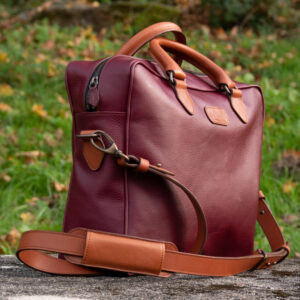 sac en cuir bordeau et camel pour ordinateur ou escapade de 24h avec bandoulière amovible