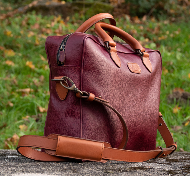 sac en cuir bordeau et camel pour ordinateur ou escapade de 24h avec bandoulière amovible