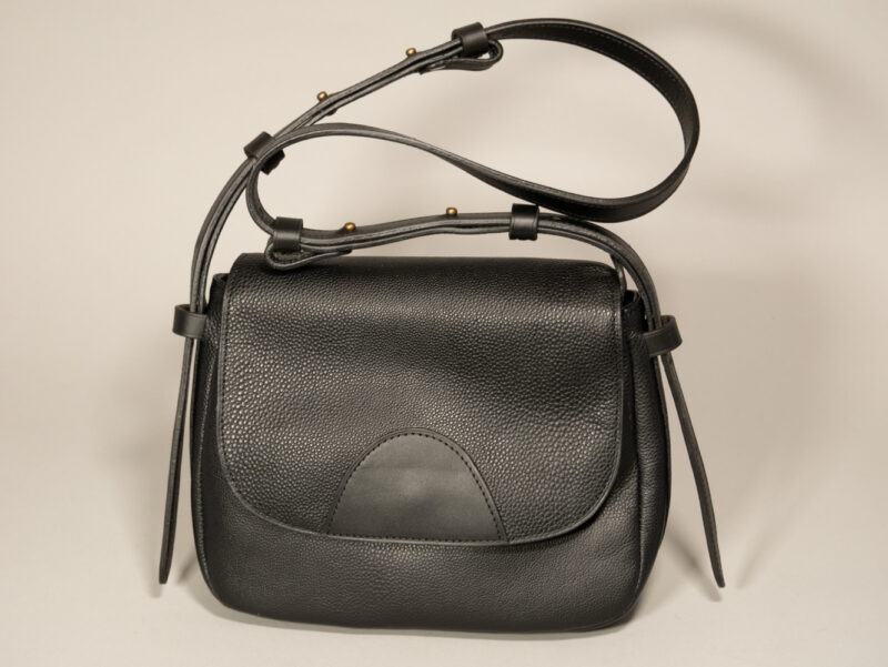 besace mini en cuir grainé noir, fermée par rabat avec sangle réglable en cuir contrasté noir lisse