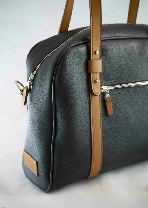 sac bowling cuir noir et anses camel photo de détails face avec poche zippée et anses