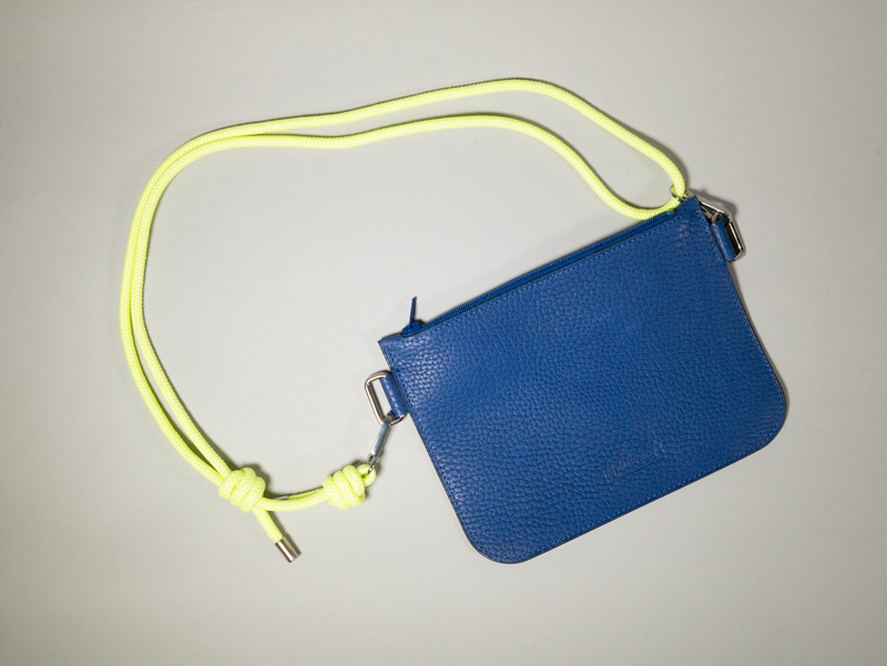 la Nomade: pochette en cuir grainé bleu roi avec sangle en paracord jaune fluo ajustable grâce à des noeuds