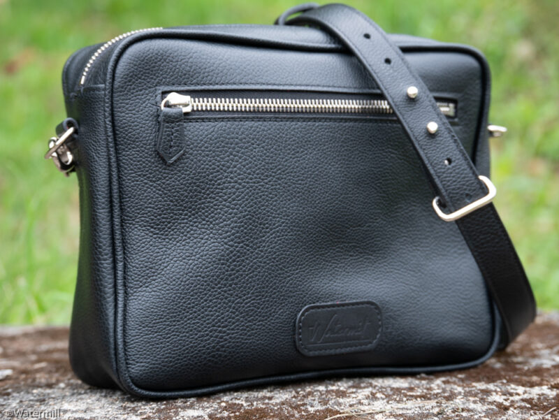détails du dos du sac reporter en cuir noir grainé: poche zippée pour accès rapide