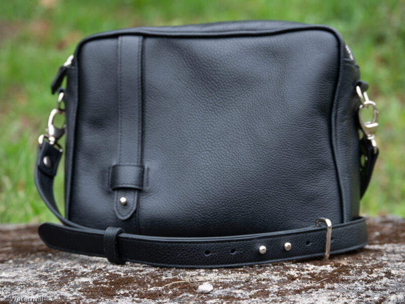 sac reporter en cuir noir grainé façon galuchat avec bouclerie nickel