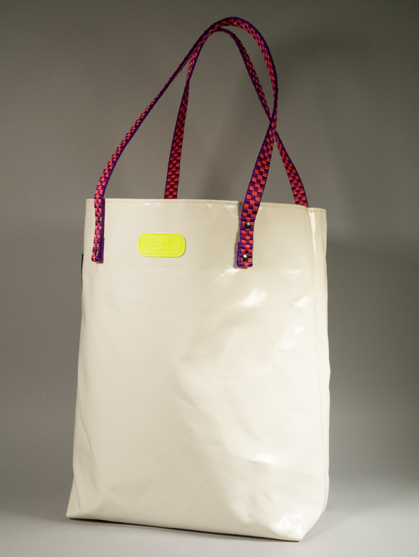 Tote bag en bâche blanche upcyclée, anse en sangle plate violette et orange tressé upcycling d'escalade — logo Watermill jaune fluo, Étiquette Pures Folies cousue sur le côté.