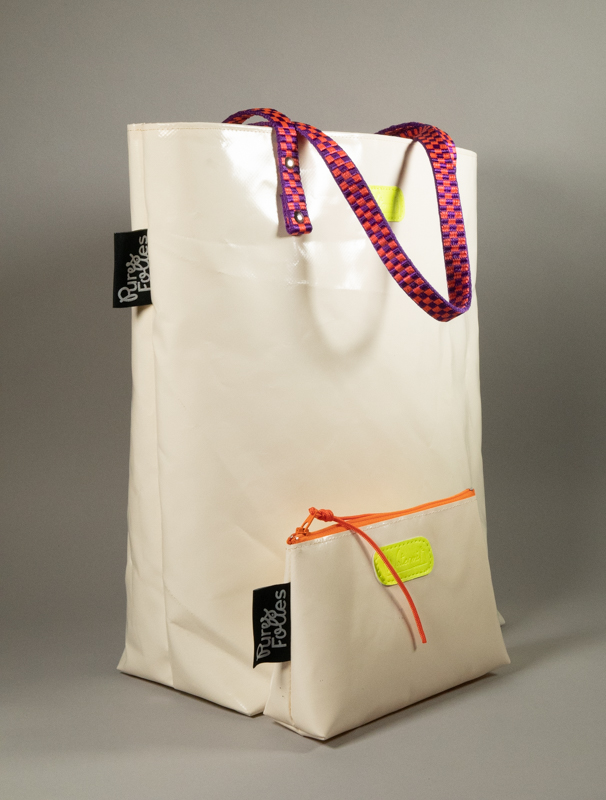 Tote bag en bâche blanche upcyclée, anse en sangle plate violette et orange tressé upcycling d'escalade — logo Watermill jaune fluo, Étiquette Pures Folies cousue sur le côté. présenté avec une pochette berlingot m zippée en bâche coordonnée