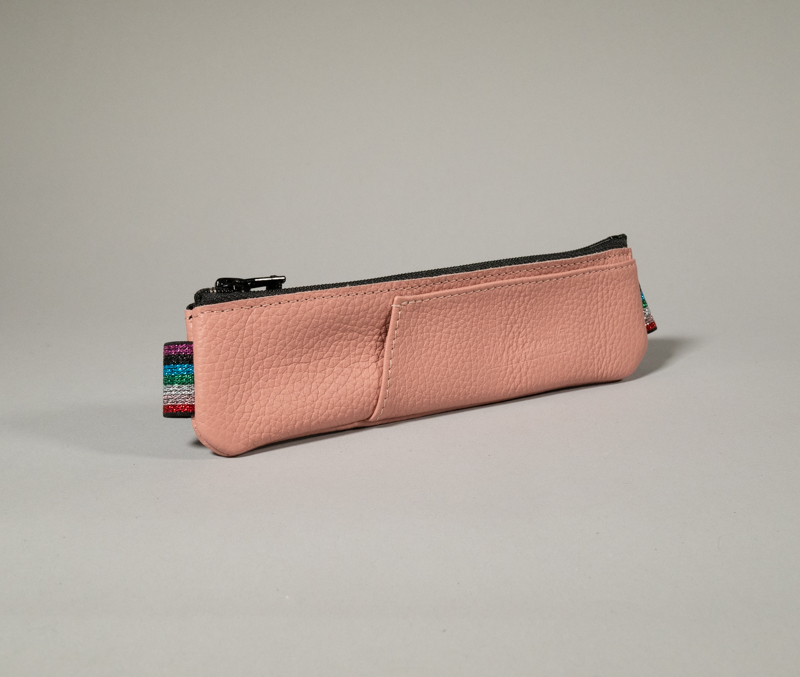 trousse élastique en cuir rose poudré avec compartiment avant pour accès rapide , élastique arc en ciel