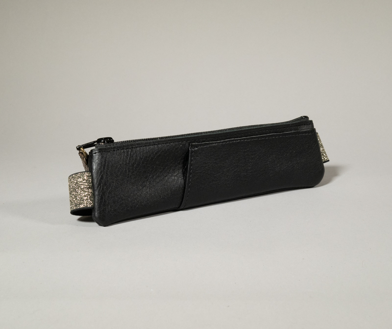 trousse élastique en cuir noir lisse avec compartiment avant pour accès rapide , élastique noir et doré