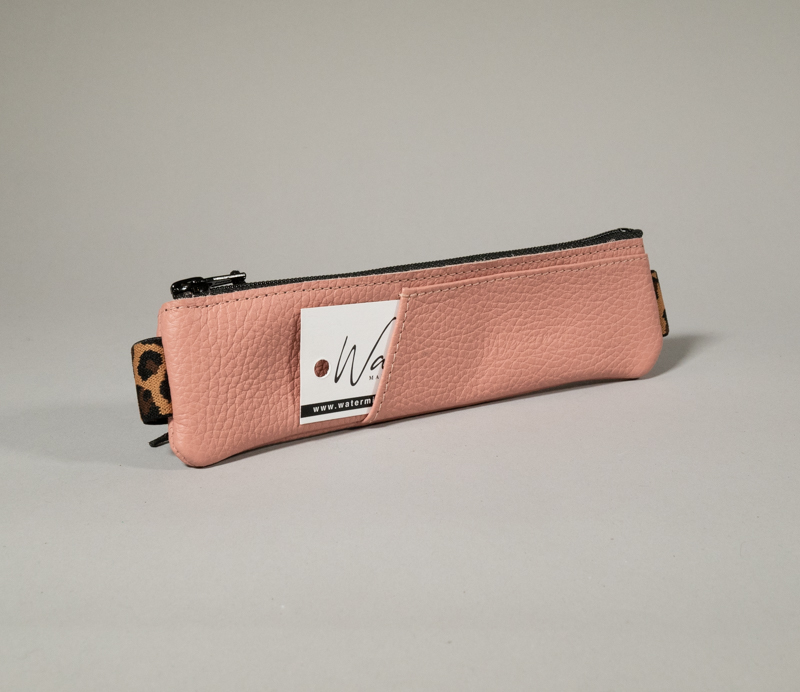 trousse élastique en cuir rose poudré avec compartiment avant pour accès rapide , élastique léopard
