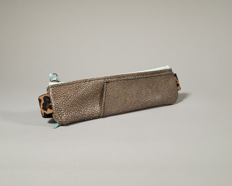 trousse élastique en cuir gris façon galuchat avec compartiment avant pour accès rapide , élastique léopard noir et camel