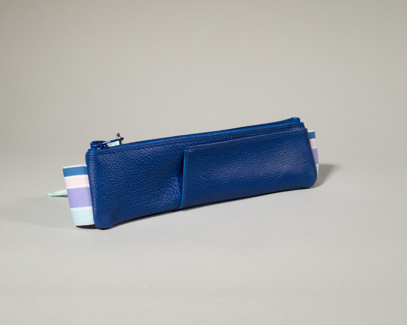 trousse élastique en cuir grainé bleu roi avec compartiment avant pour accès rapide , élastique multicolore (bleu, rose, parme et cyan)
