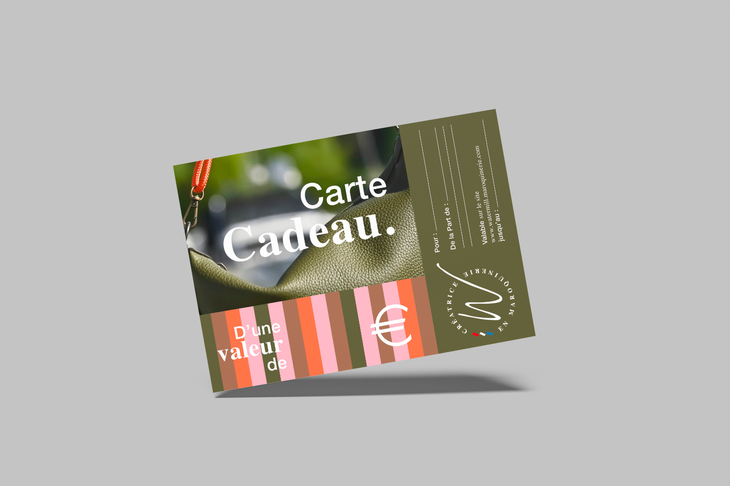 Carte cadeau Watermill, format carte postale — photo d'un sac en cuir grainé vert olive, bande rayée rose et terracotta, logo Créatrice Maroquinière Watermill.