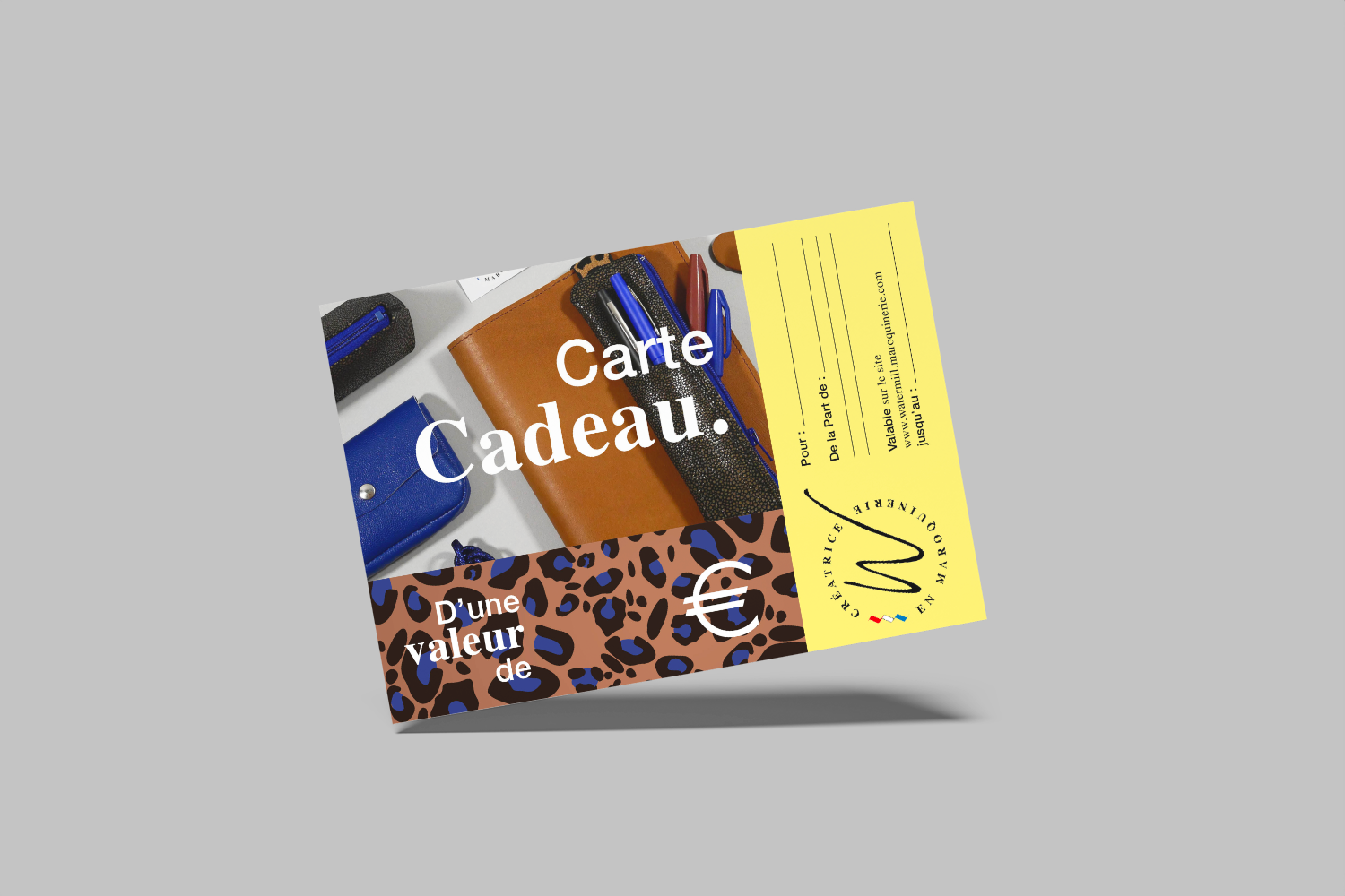 Carte cadeau Watermill, format carte postale — photo d'un carnet en cuir camel et de sa trousse élastique noir pailletée, bande léopard dans les ton camel et bleu , logo Créatrice Maroquinière Watermill.