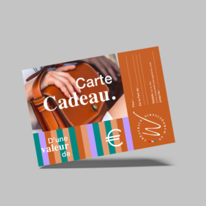Carte cadeau Watermill, format carte postale — photo d'un sac ICONIK en cuir lisse camel, bandes de couleurs coordonnées, logo et partie latérale avec champs "Pour", "De la part de", valeur en euros et logo Watermill.
