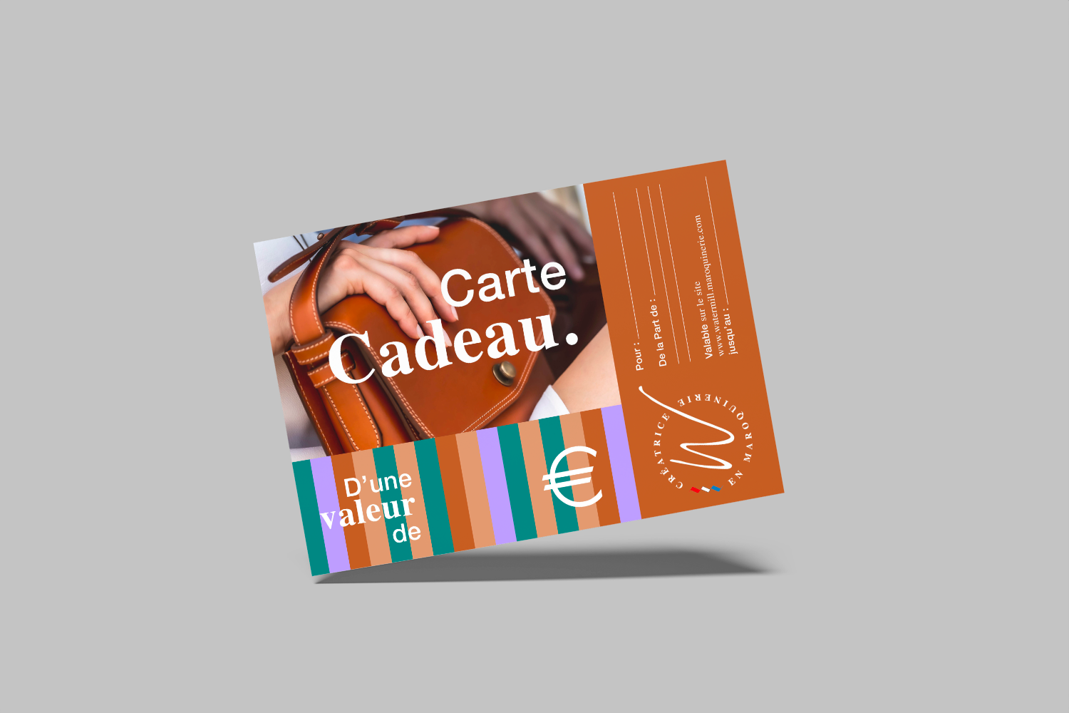 Carte cadeau Watermill, format carte postale — photo d'un sac ICONIK en cuir lisse camel, bandes de couleurs coordonnées, logo et partie latérale avec champs "Pour", "De la part de", valeur en euros et logo Watermill.