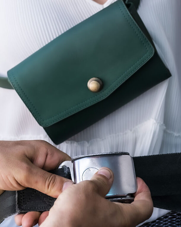 sac banane pochette de ceinture en cuir vert sapin lisse, fermé par un rabat et un fermoir en laiton