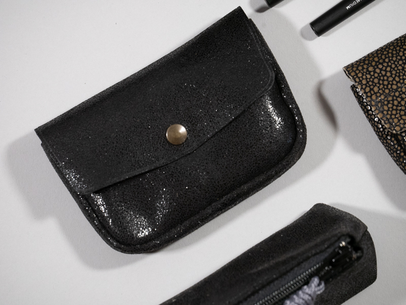 porte monnaie clutch en cuir pailleté noir rabat fermeture pression laiton vieilli collection intemporels
