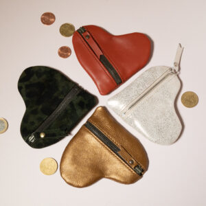 Porte-monnaie cœur en cuir avec fermeture zippée, décliné en plusieurs coloris et finitions.